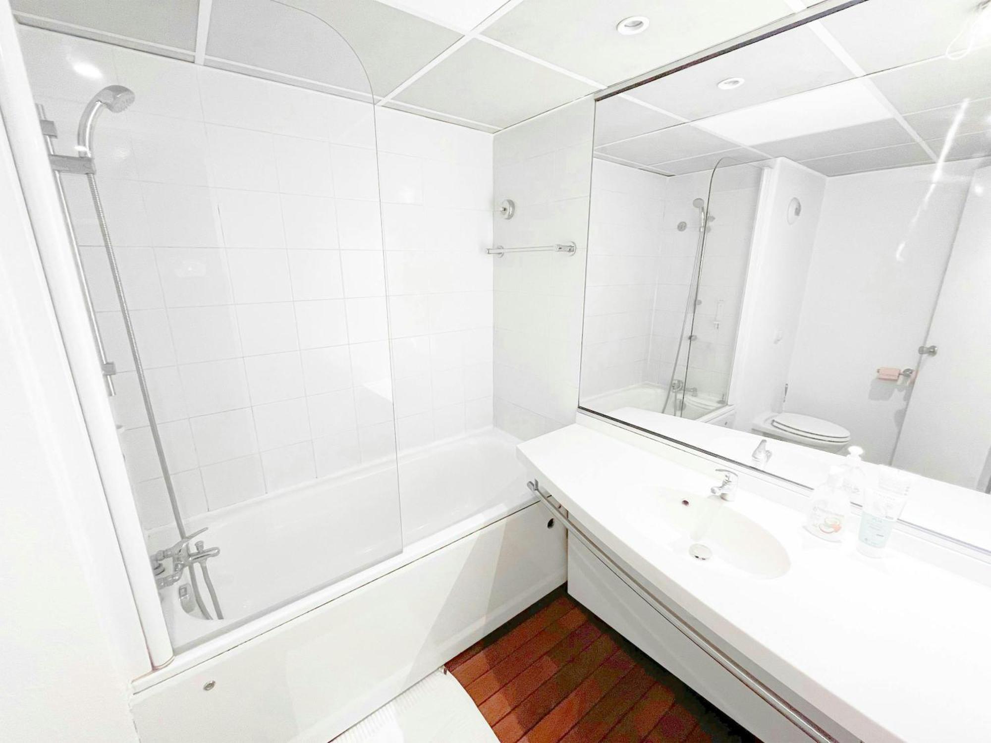 Paris Retreat 5 Minutes From Hoche Metroparking