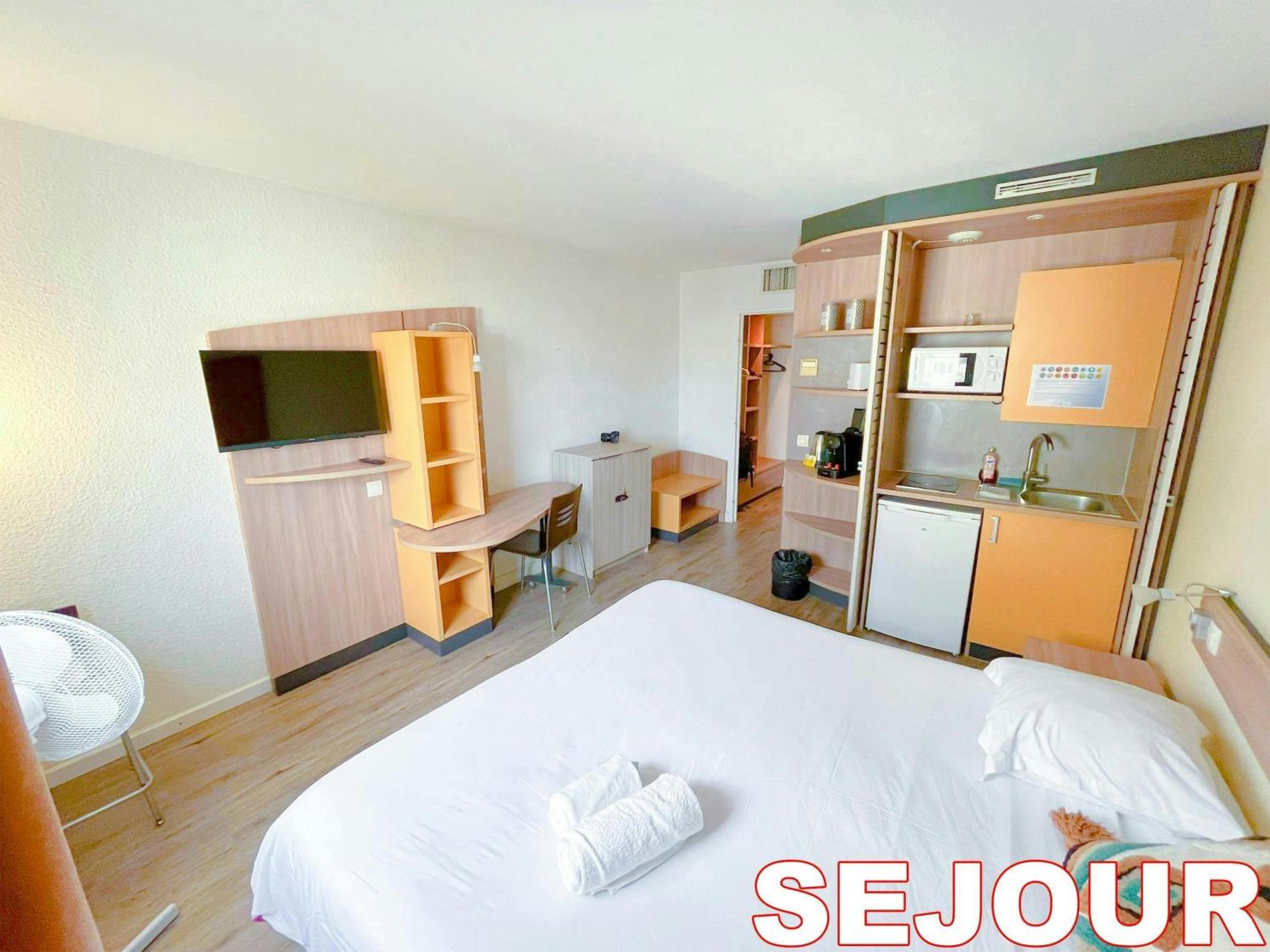 Paris Retreat 5 Minutes From Hoche Metroparking Apartment Pantin